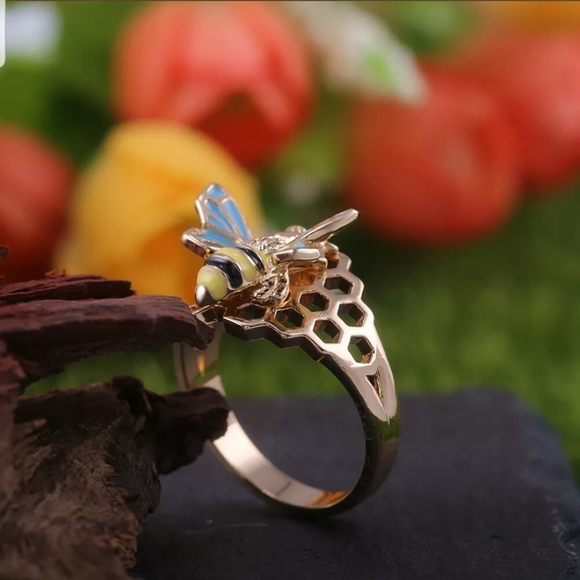 Beautiful 18k Honey Comb Bee Ring - Picture 6 of 8